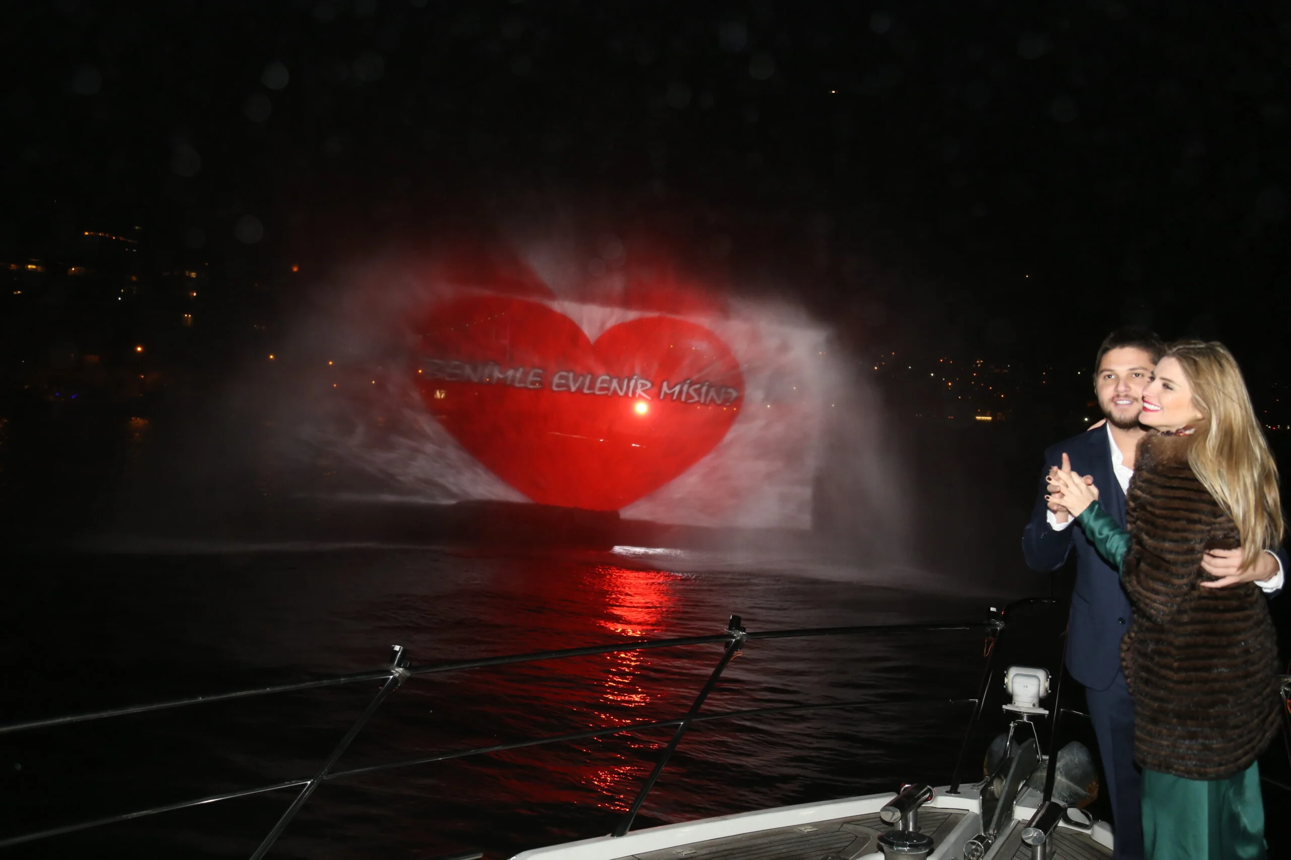 Su Perdesi ile Evlilik Teklifi